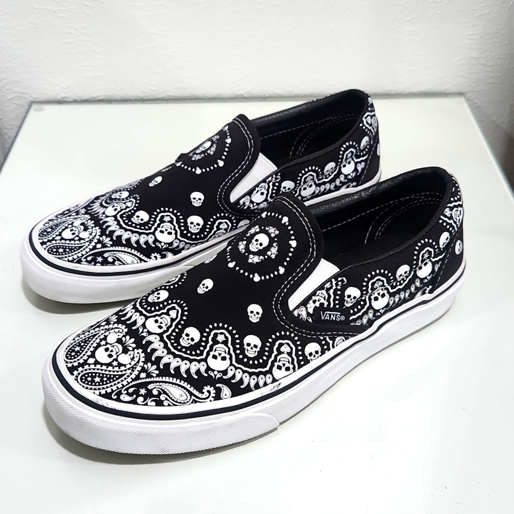 Vans Slip On Bandana Skulls Mens 7 or Women’s 8.5 Paisley Black